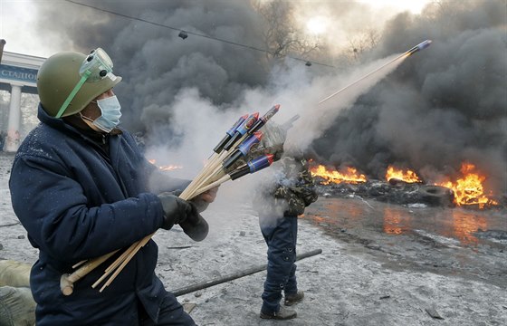 Situace v ulicích Kyjeva pipomíná válku. Demonstranti odpalují proti...