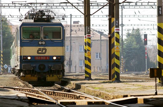 Vlak musel pokat na to, a policie zajistí stopy a najde podezelého. Ilustraní snímek