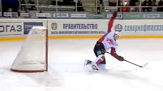 Hokejista Avangardu Omsk Miroslav Blaák vyráí stelu do prázdné branky.
