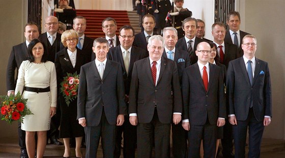 Prezident Milo Zeman na spolené fotografii s premiérem Bohuslavem Sobotkou a...