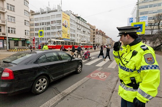 Stráníci kontrolují runé praské pechody kadé ráno. (Ilustraní snímek)