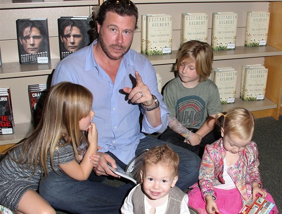 Dean McDermott se svými dtmi