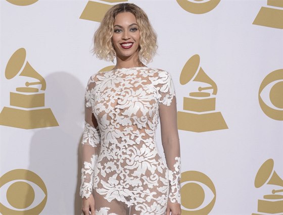 Beyoncé vyrazila vem dech v úchvatných prsvitných atech s bílými kvty.