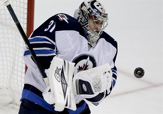 MÁM. Ondej Pavelec, branká hokejist Winnipegu, zasahuje v utkání NHL.