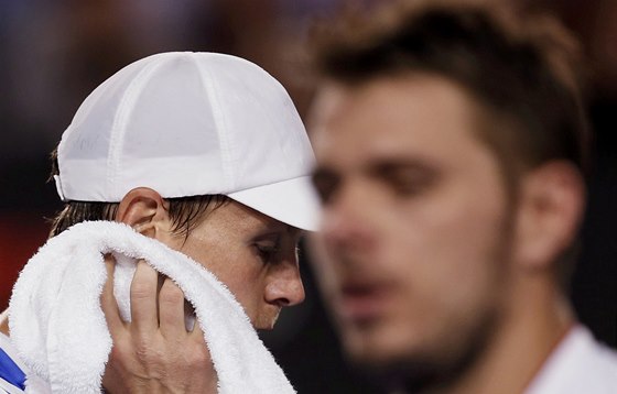 MÍJENÍ. Tomá Berdych (vlevo) a Stanislas Wawrinka v semifinále Australian