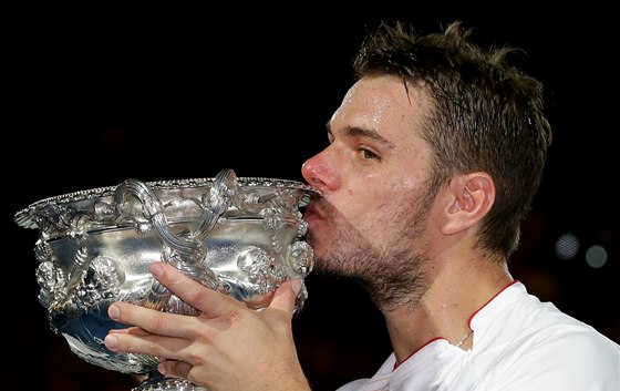 JE MOJE. Stanislas Wawrinka se mazlí s trofejí pro ampiona Australian Open.