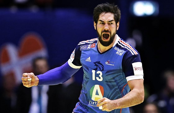 Francouzský házenká Nikola Karabatic se raduje z gólu. 