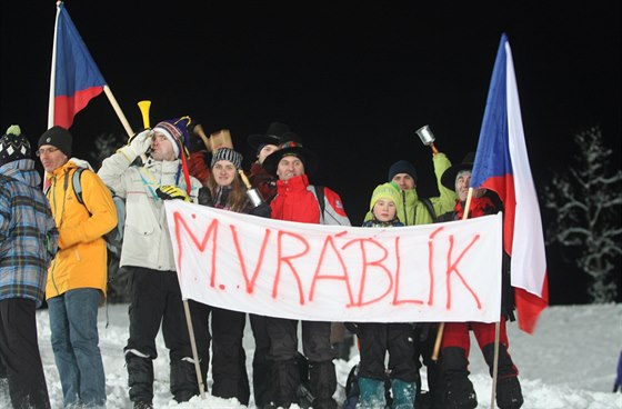 Fanouci Martina Vrblka byli vybaven transparentem, vlajkami i adou...