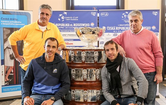 Po píjezdu do Ostravy si u Davis Cupu zapózovali nehrající kapitán Jaroslav...