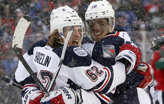 Carl Hagelin (vlevo) a  Marc Staal z New York Rangers se radují z gólu v duelu...