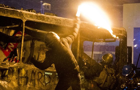 Demonstranti v centru Kyjeva házeli na policisty petardy a dlbuchy u v noci...