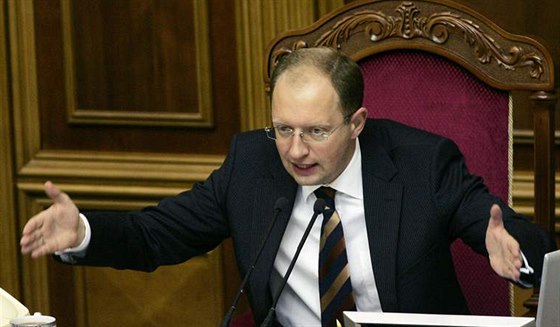 Pedseda ukrajinského parlamentu Arsenij Jaceuk byl dlouholetým spojencem prezidenta Juenka.
