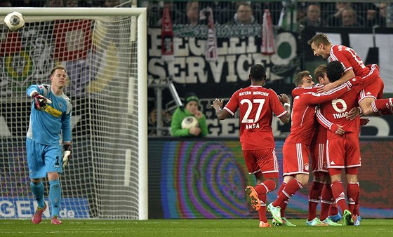 Fotbalisté Bayernu Mnichov slaví gól, branká Marc-Andre ter Stegen z...