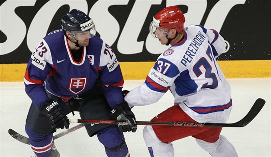 René Vydarený (vlevo) v dresu Slovenska bojuje s ruským protivníkem Alexandrem...