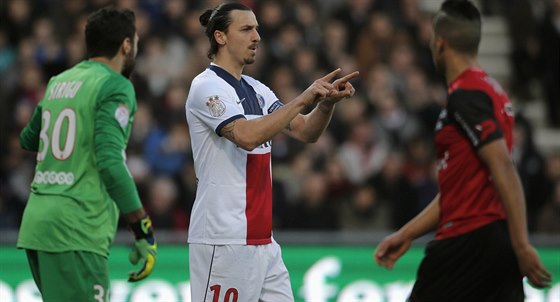 HEJ, TY TAM! Zlatan Ibrahimovic z Paris St. Germain (uprosted) gestikuluje...