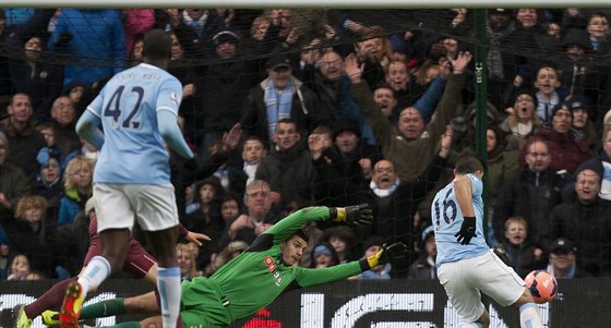 GÓL ÍSLO 1. Sergio Agüero z Manchesteru City (vpravo) pesn pálí, gólman...