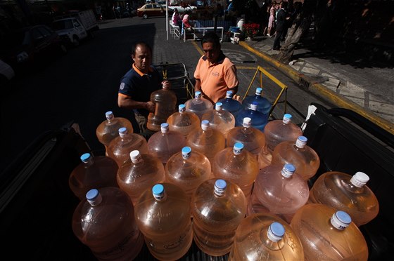 Obchod s balenou vodou je v Mexiku vydleným byznysem. 