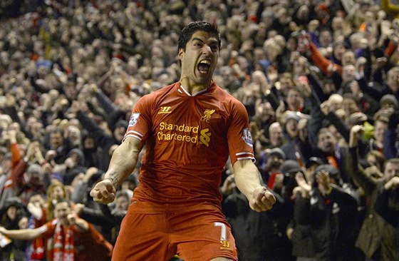 Liverpoolský útoník Luis Suarez slavil svj gól proti Evertonu jako zvíe. 