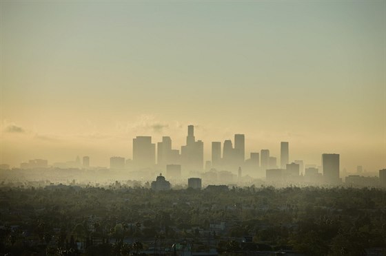 Silueta Los Angeles, které dlouhodob trápí smog.