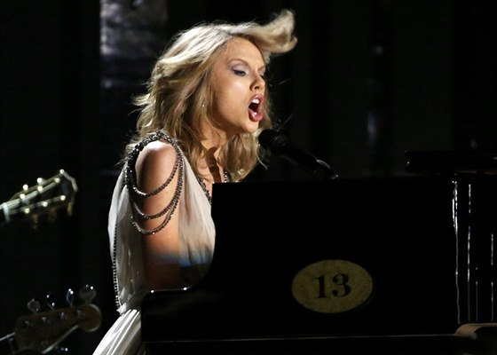 Taylor Swiftová zpívá píse All Too Well. (Grammy 2013)