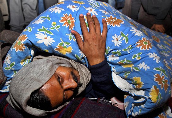 éf regionální vlády v Dillí Arvind Kedrivál strávil chladnou noc pod irým...