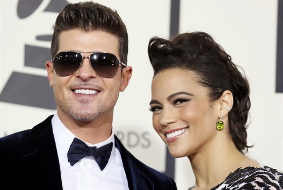 Robin Thicke a jeho manelka Paula Pattonová na cenách Grammy (Los Angeles, 26....