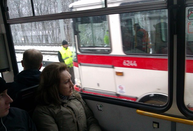 Nehoda autobusu íslo 196 zkomplikovala dopravu, prtotoe se tvoily fronty na