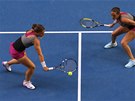 Sara Erraniov (vlevo) a Roberta Vinciov ve finle tyhry na Australian Open.