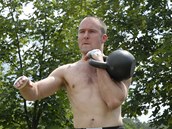 Kettlebell, elezn koule. Svt na ni pozapomnl v euforii modernch fitness...