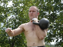 Kettlebell, elezn koule. Svt na ni pozapomnl v euforii modernch fitness...