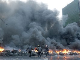 Demonstranti zaplili v ulicch Kyjeva barikdy z pneumatik. (23. ledna 2014)