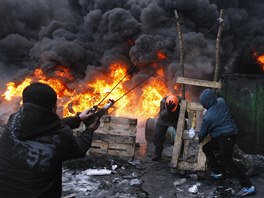 Protestujc v ulicch Kyjeva si postavili i provizorn prak, aby na policisty...