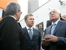 Martin Roman a prezident Václav Klaus pi otevení nové základní koly PORG v