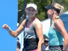 SMVY. Lucie afov (vlevo) a Andrea Hlavkov na Australian Open. 