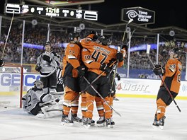 Radost hokejist Anaheimu po glu v sti Los Angeles v utkn NHL pod irm