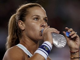 Slovenská tenistka Dominika Cibulková se oberstvuje v prbhu finále s Li Na z...