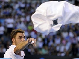 LÉTAJÍCÍ RUNÍK I. Stanislas Wawrinka se zbavuje pouitého runíku ukázkovým...