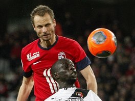 David Rozehnal (v ervenm) z Lille vyhrv hlavikov souboj v utkn s Rennes.