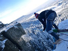 Nadenci pro slack line trnovali mezi dvma skalnmi vyhldkami na polsk...