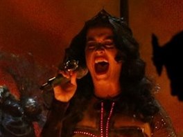 Katy Perry pi vystoupen s psn Dark Horse (Grammy 2013)