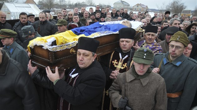 Poheb zabitho demonstranta na zpad Ukrajiny (27. ledna 2013)