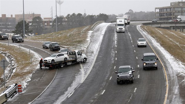 Nezvykl mraziv poas na jihu USA zpsobilo adu dopravnch nehod (28. ledna 2014)