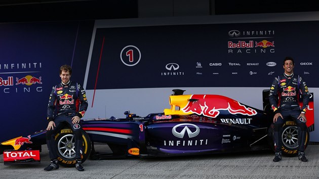 Usmvav hoi z Red Bullu.Sebastian Vettel (vlevo) a Daniel Ricciardo pi prezentaci vozu RB10.