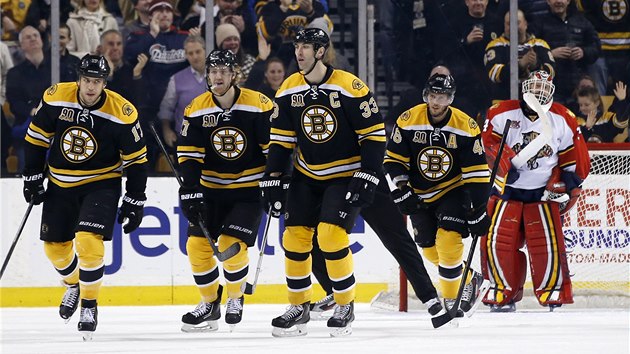 Hokejisté Bostonu po vstelené brance. Zleva: Milan Lucic, Dougie Hamilton,