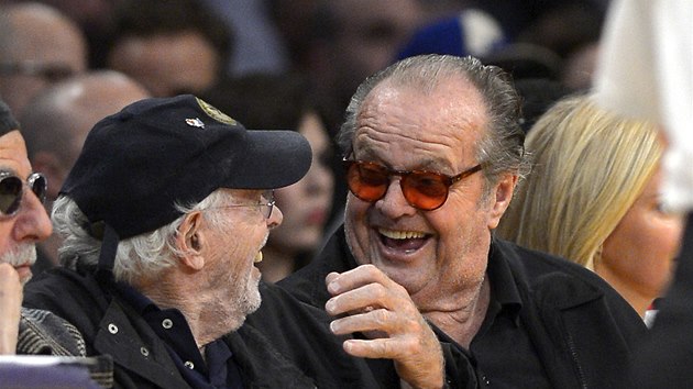 Herci  Bruce Dern (vlevo) a Jack Nicholson sleduj utkn LA Lakers - Indiana.