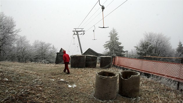 Balky slmy a betonov skrue brnily v pstupu od vleku ke sjezdovce.