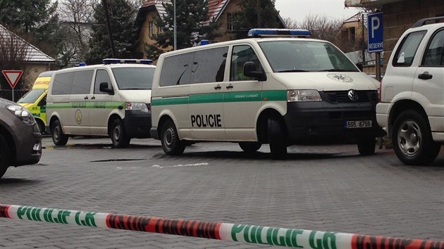 Policist pi zsahu v Roztokch u Prahy postelili mue, kter nsledn zemel (21.1.2014)