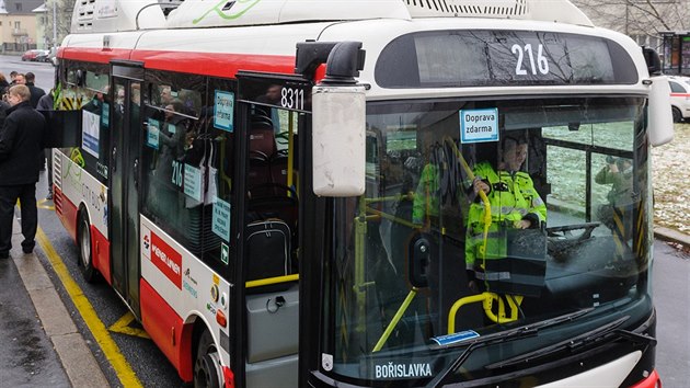 Prask dopravn podnik vyzkou v ulicch hlavnho msta nov elektrobus Siemens-Rampini. Je napjen pes tramvajovou trolej