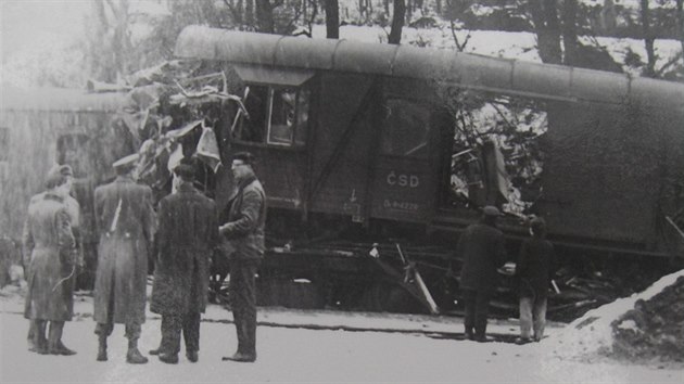 Pi elezninm netst v Zkolanech na Kladensku narazil  25. ledna 1964 neovladateln nkladn vlak do osobn soupravy stojc ve stanici. Zemelo 14 lid