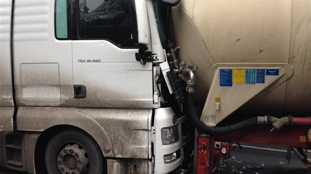 Nehoda dvou kamion na Spoilovsk ulici v Praze 4, pi n byl zrann jeden z idi (24.1.2014)